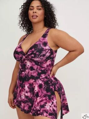 Torrid NWOT Wireless Short Asymmetrical Twist Front Swim Dress size 26